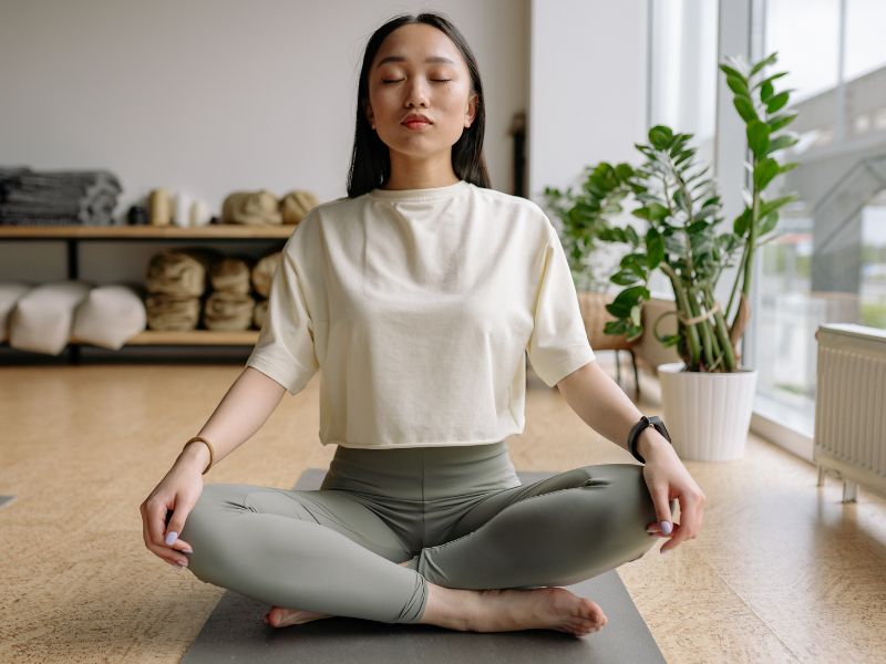 woman sitting on the floor and practicing mindfulness meditation