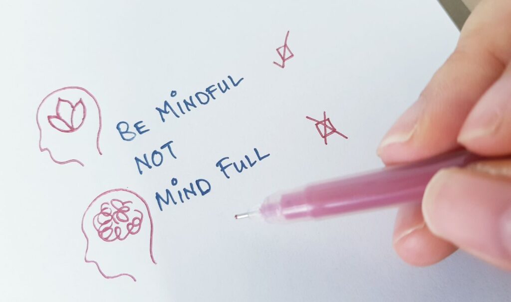 an image showing a drawing defining the difference between mindfulness and having your mind full