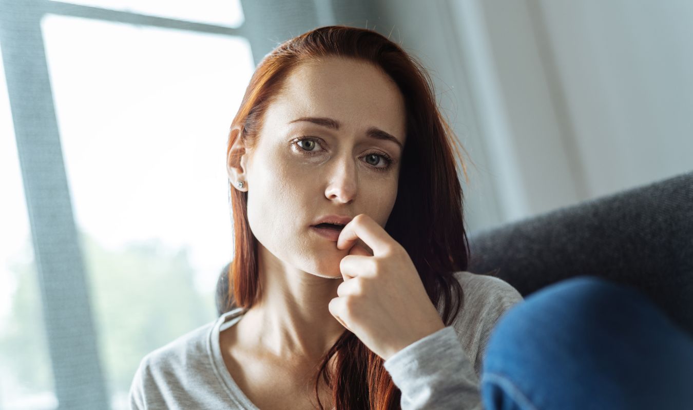 Meditation for overthinking example showing woman experiencing mental clutter